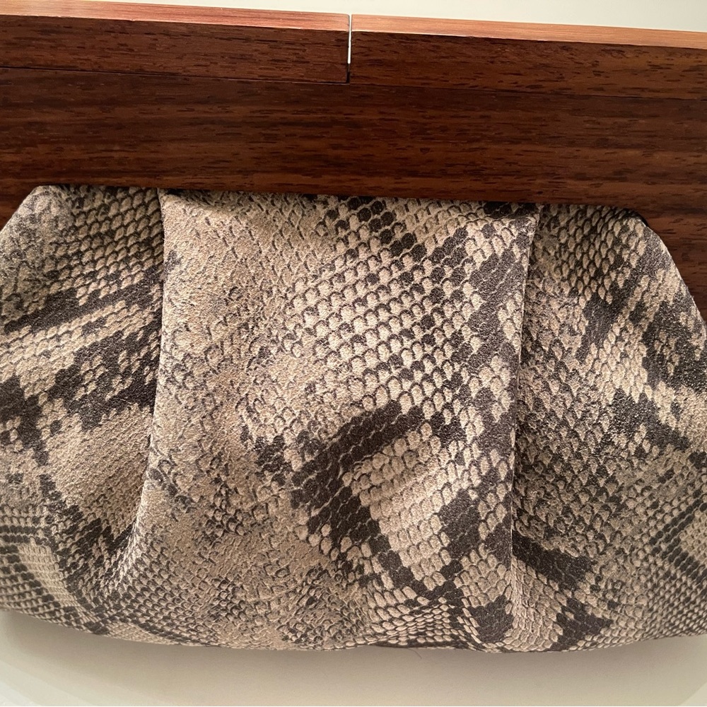 Wow look at this cute clutch! A must have. Banana Republic.